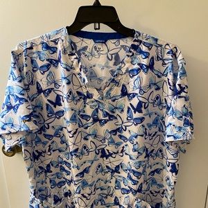 Carhartt Scrubs. Several pockets in front/sleeve. 94% Polyester and 6% Spandex